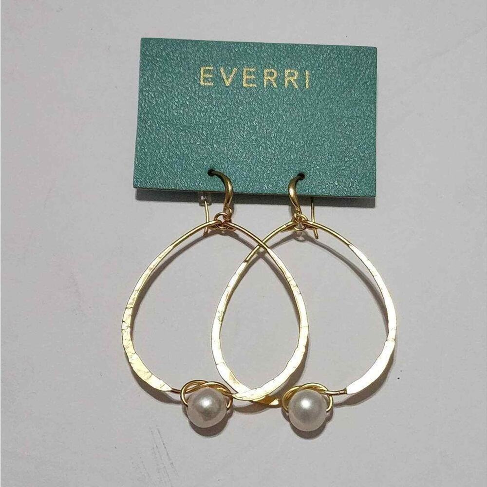 Everri gold tone faux pearl dangly chandelier earnings new!!